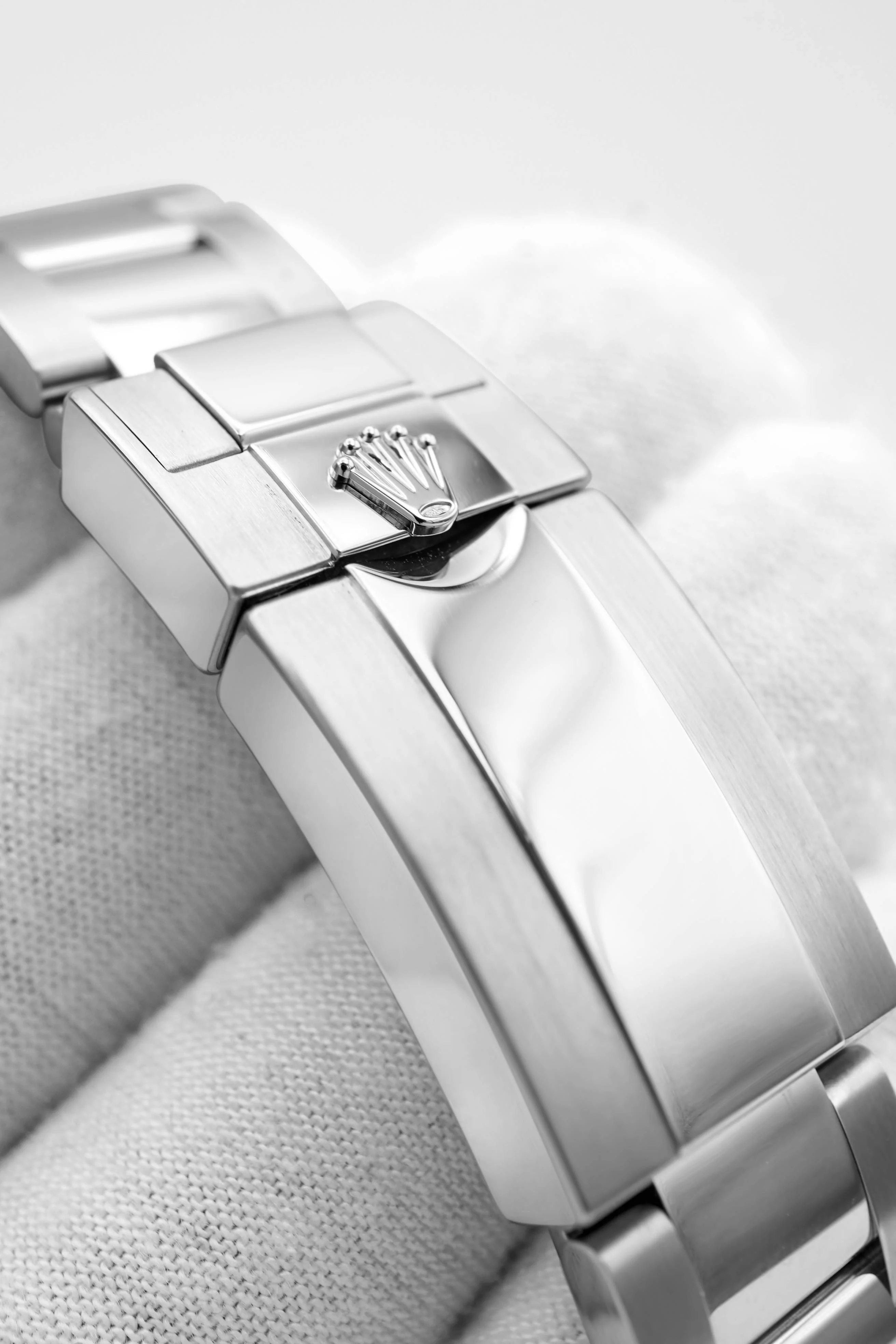 Rolex 116680 Yacht-Master II 44 mm White Dial Blue Ceramic Bezel Box and Papers 2022 - Image 5